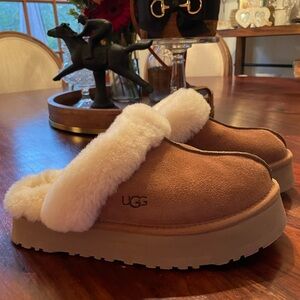 Ugg slippers 💛 size 8